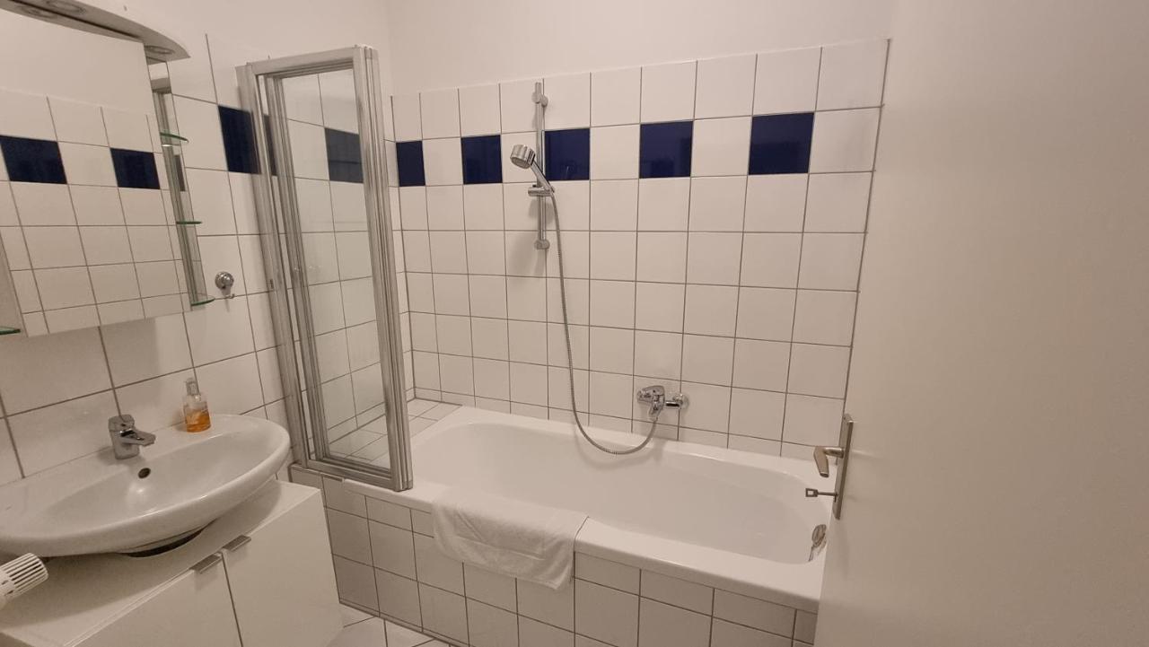 Sunny Apartment Next To Metro 1Br Вена Экстерьер фото