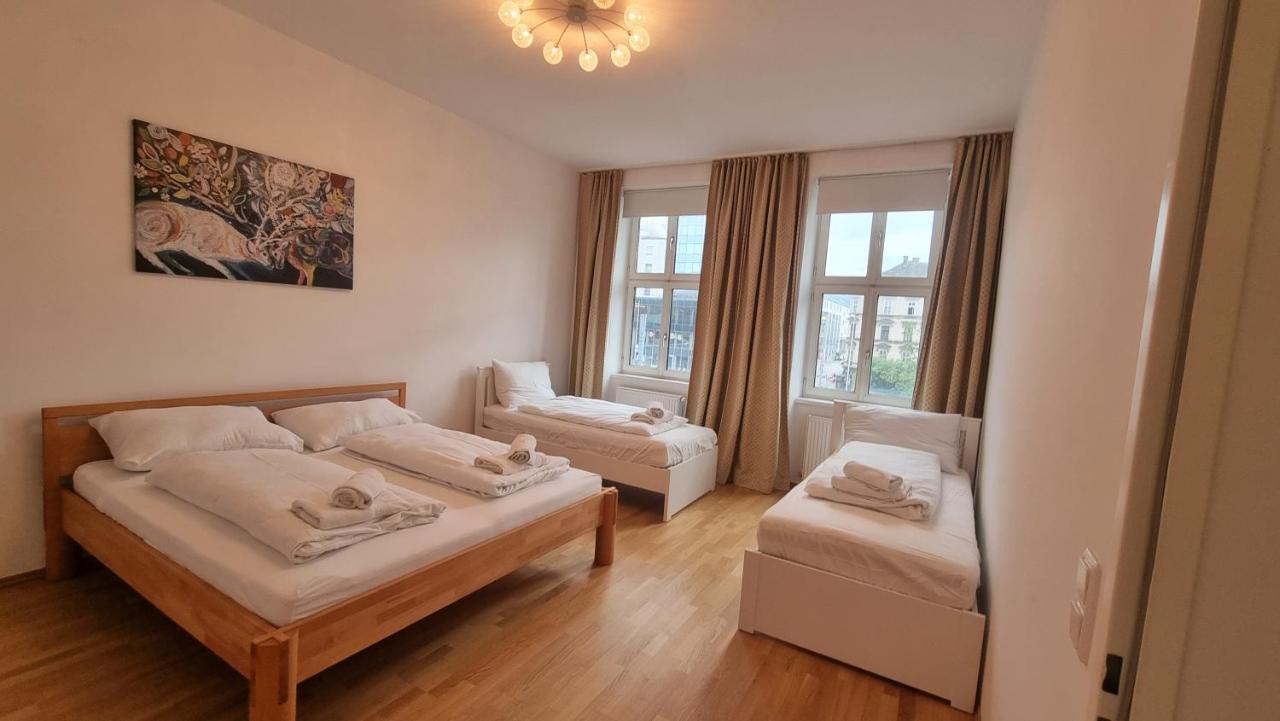 Sunny Apartment Next To Metro 1Br Вена Экстерьер фото