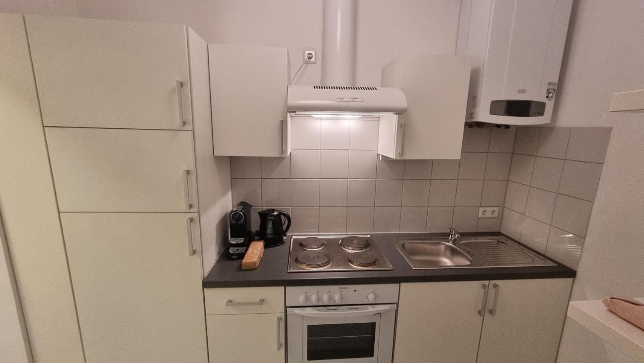 Sunny Apartment Next To Metro 1Br Вена Экстерьер фото